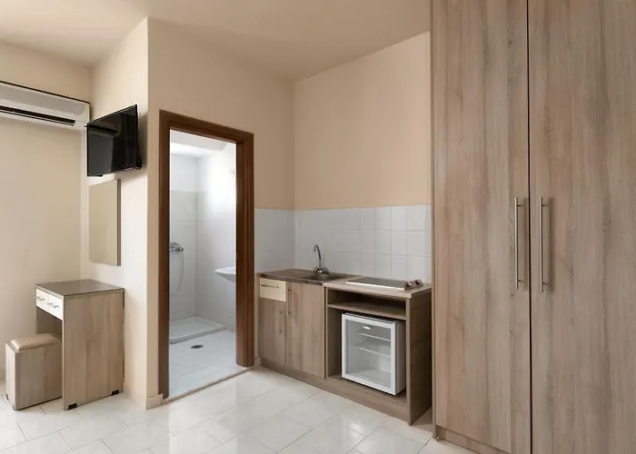 Rose ファリラキ